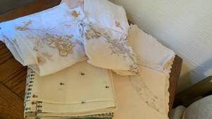 lot 1613 image: Vintage Tablecloths and napkins