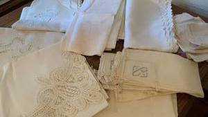 lot 1614 image: Vintage tablecloth and napkins