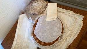 lot 1616 image: Vintage tablecloth, doilies and more
