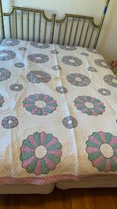 lot 1637 image: Machine and hand sewn Quilt with Applique Floral Wreath Pattern 83X65 some stains