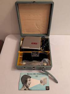 lot 1727 image: Minolta Mini 35 Projector  and Case