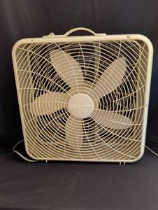 lot 1754 image: Lakewood Box Fan Portable Air Circulation