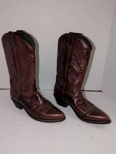 lot 1764 image: Pair of Western Cowboy Boots Burgundy Embroidered Size Unknown