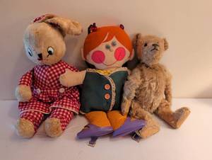 lot 1800 image: Vintage dolls and stuffed animals