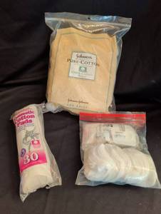 lot 1820 image: Johnson & Johnson Pure Cotton Balls  Cosmetic Cotton Pads