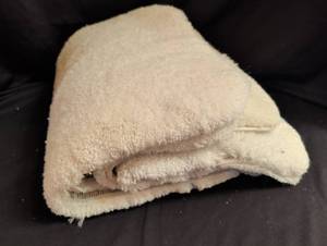 lot 1834 image: 4 white bath rugs 17x31