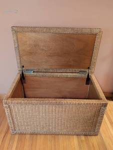 lot 1836 image: Woven Storage Trunk with Hinged Lid and Handles 36x20x20