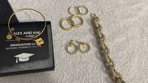 lot 1901 image: Womens jewelry