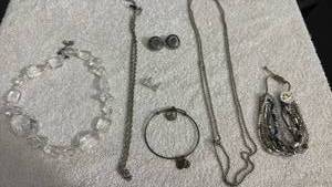 lot 1902 image: Womens jewelry