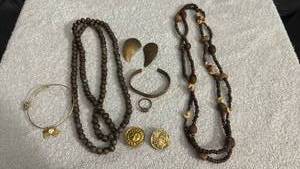 lot 1903 image: Womens jewelry
