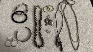 lot 1904 image: Womens jewelry
