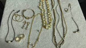 lot 1905 image: Womens jewelry
