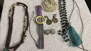 lot 1906 image: Womens jewelry