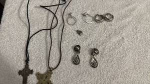 lot 1912 image: Womens jewelry