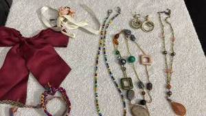 lot 1913 image: Womens jewelry