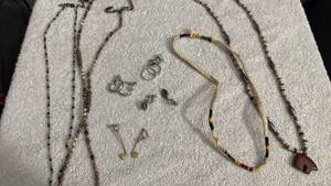 lot 1914 image: Womens jewelry