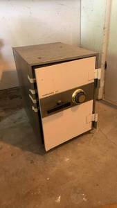 lot 2015 image: Vanguard 1.5 Safe with Dial Lock and Internal Shelving 20 1419