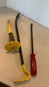 lot 2029 image: Hand Tools Set 3-Piece Pry Bar Nail Puller Screwdriver
