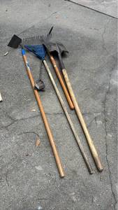 lot 2209 image: Garden Tool Set 5-Piece Shovel Spade Rake Hoe