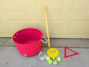 lot 2308 image: Badminton Set Red Bucket Yellow Racket Balls Birdies Triangle