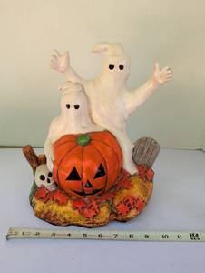 lot 2314 image: Halloween Ghosts and Pumpkin Figurine Decoration
