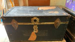 lot 2402 image: Vintage Steamer Trunk with Canvas Cover and Metal Hardware 16X30X16