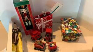 lot 2416 image: Christmas decor