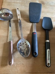 lot 1443 image: Kitchen utensils