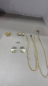 lot 1916 image: Womens Jewelry
