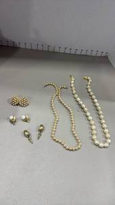 lot 1917 image: Womens Jewelry