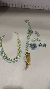 lot 1921 image: Womens Jewelry