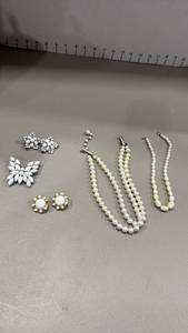 lot 1922 image: Womens Jewelry