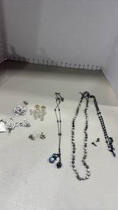 lot 1925 image: Womens Jewelry