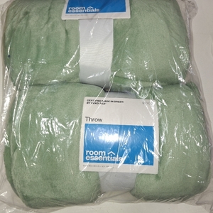 lot 3990 image: Room Essentials Green Throw Blankets - PACK OF TWO