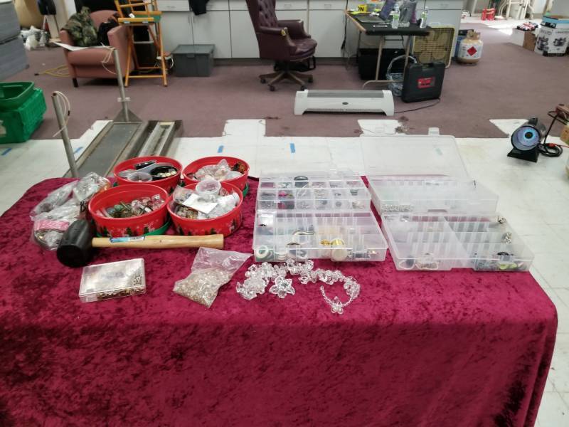 lot 6577 image: Lots of Beads and Jewelry Making Supplies