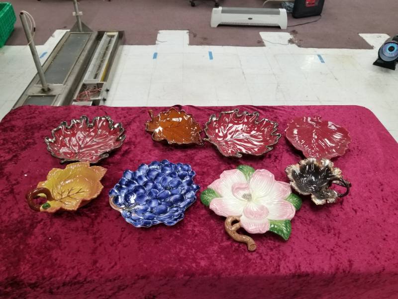 lot 6588 image: Lot of 8 Leaf, Flower and Fruit Candy Dcor Dishes