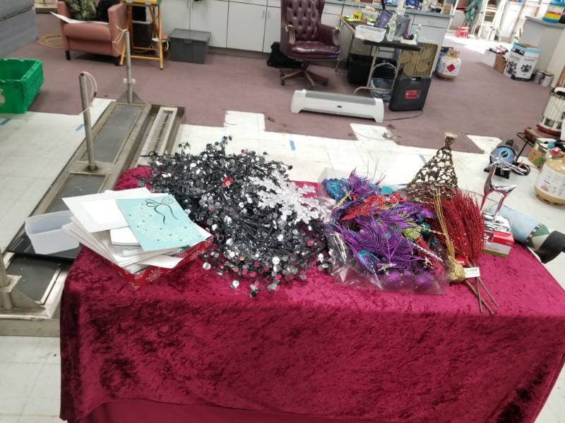 lot 6590 image: Box of Decoration Pieces - Sticks, Snowflakes�