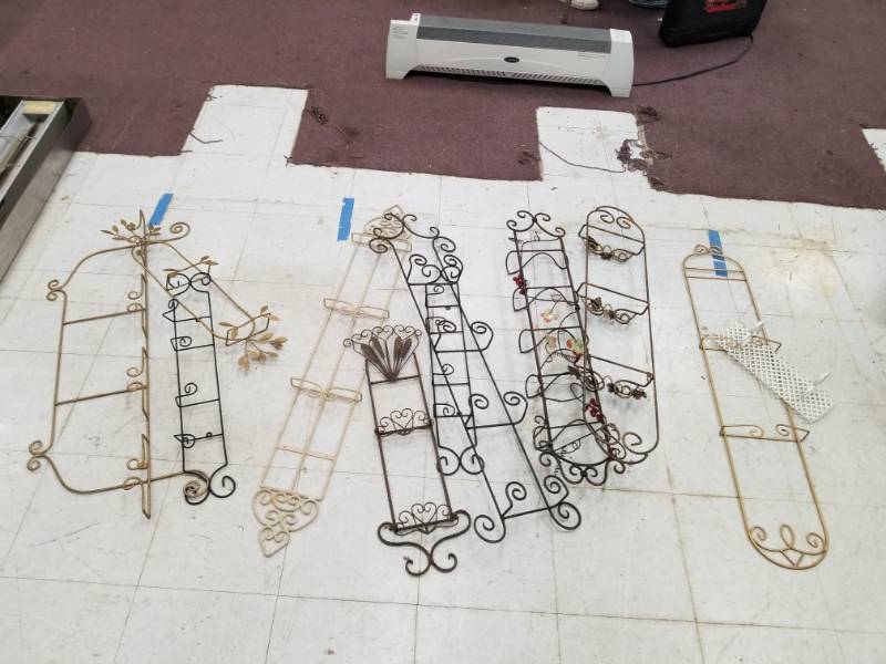 lot 6591 image: Lot of 10 Plate Hanging Racks  Plate Display Racks