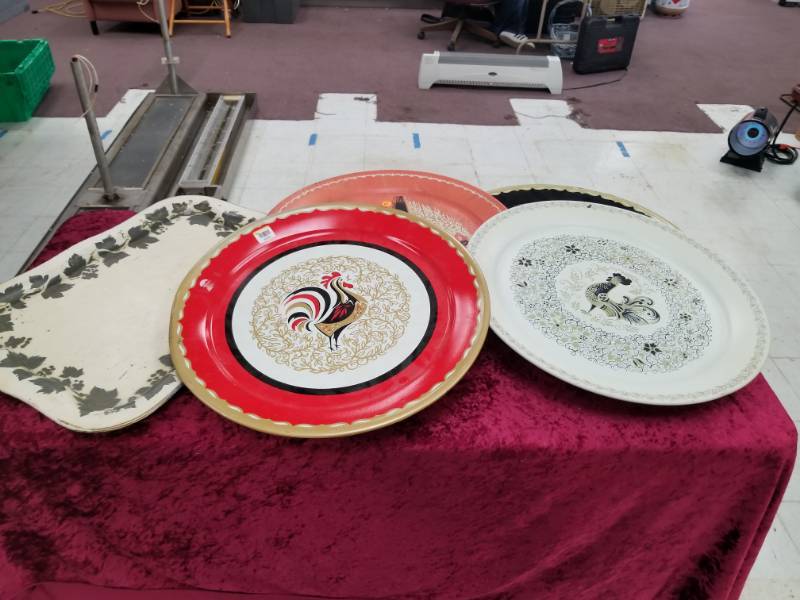 lot 6614 image: Lot of 5 Large Metal Trays  Dcor Pieces