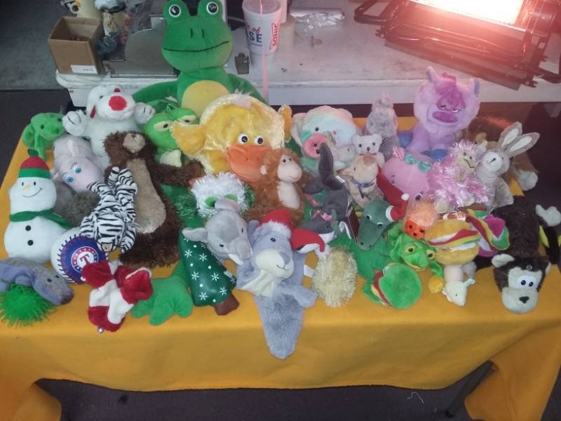 lot 6139 image: Lot of Stuffed Animals