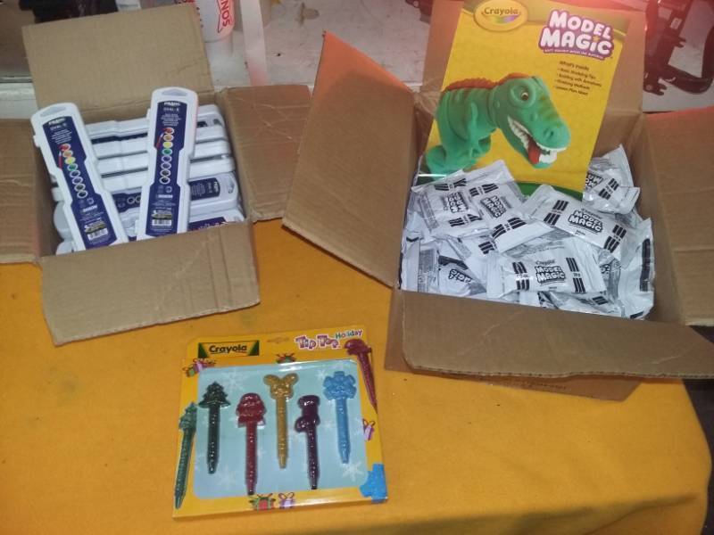 lot 6142 image: Lot of Paints & Crayons