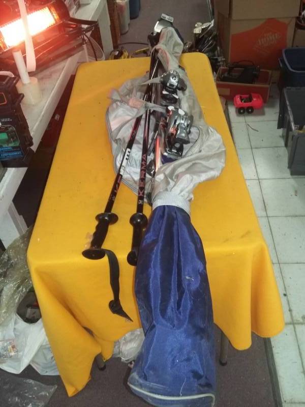 lot 6152 image: Set of Skis Lot