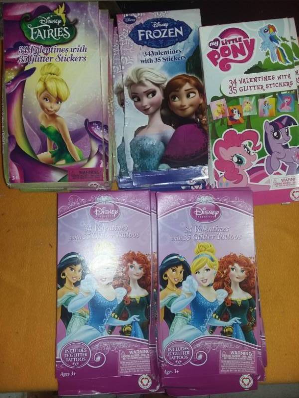 lot 6174 image: Disneys Princess Valentines Cards Lot