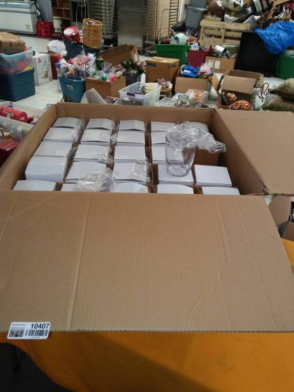 lot 10407 image: Case of 50 Clear Cups with Lids