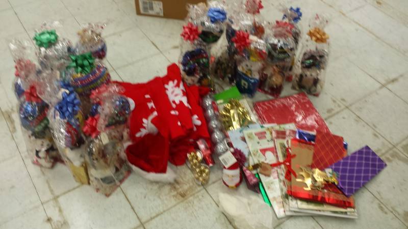 lot 10056 image: Christmas Decorations and Prepared Gift Bags