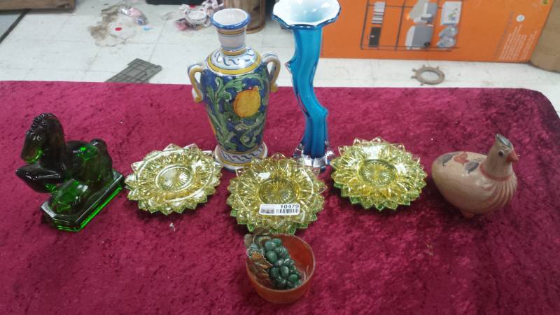 lot 10479 image: Misc Collectible Glassware - Vases, Dishes�.