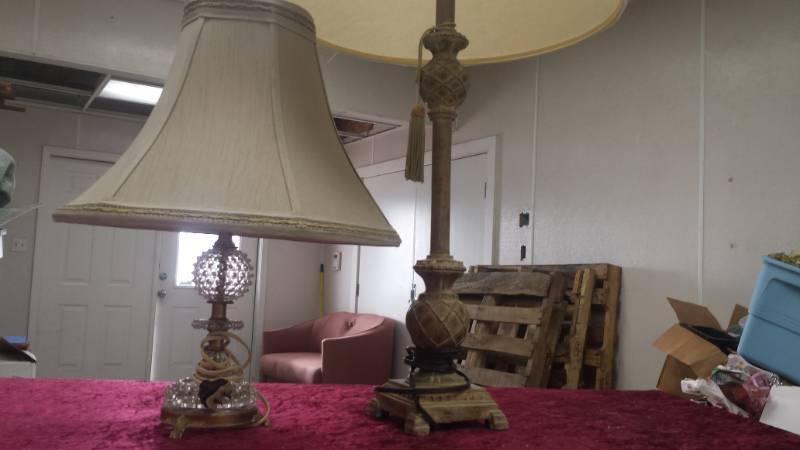 lot 10482 image: Lot of 2 Lamps with Shades