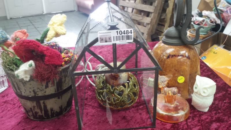 lot 10484 image: Misc Lot - Glass Barn, Electric Bird Light, Hanging Light fixture�