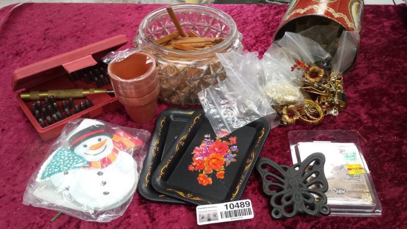 lot 10489 image: Vintage Metal Tip Trays and Misc Craft Items