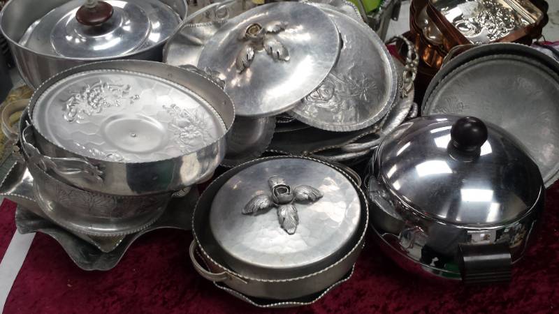 lot 10455 image: Lot of Vintage Aluminum Serving Ware